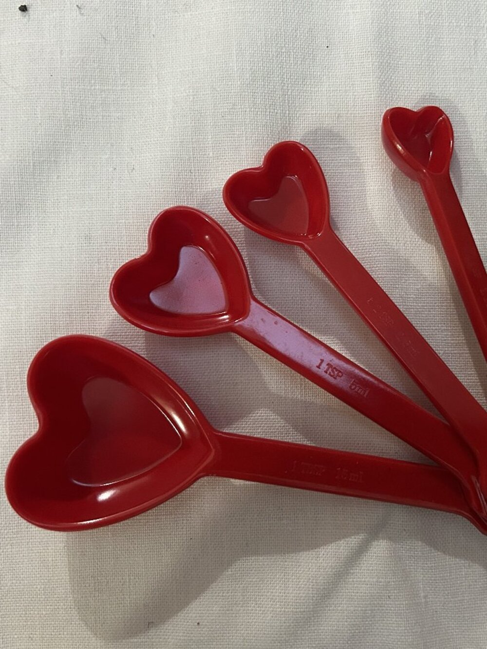 ❤️ Sur La Table Red Heart Shaped Measuring Spoons — Set of 4 | Like New